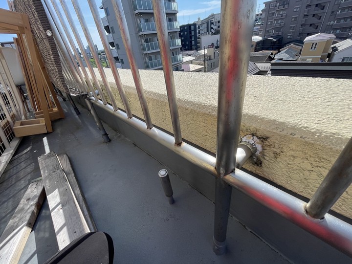 直上には上階のバルコニー