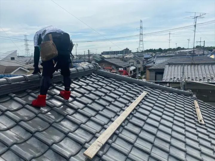 瓦屋根点検を行う作業員