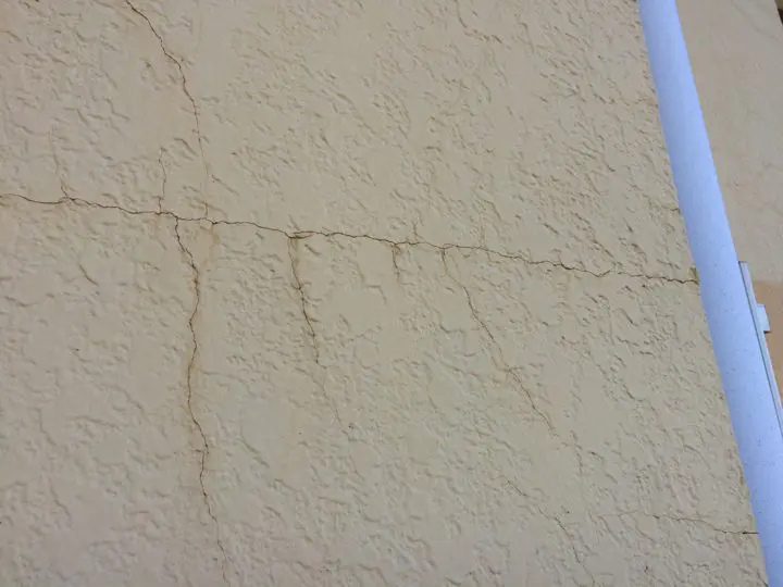 外壁のひび割れ