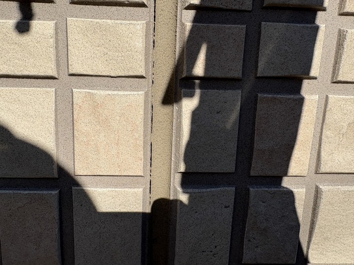 目地コーキングが傷んで少し隙間ができていました