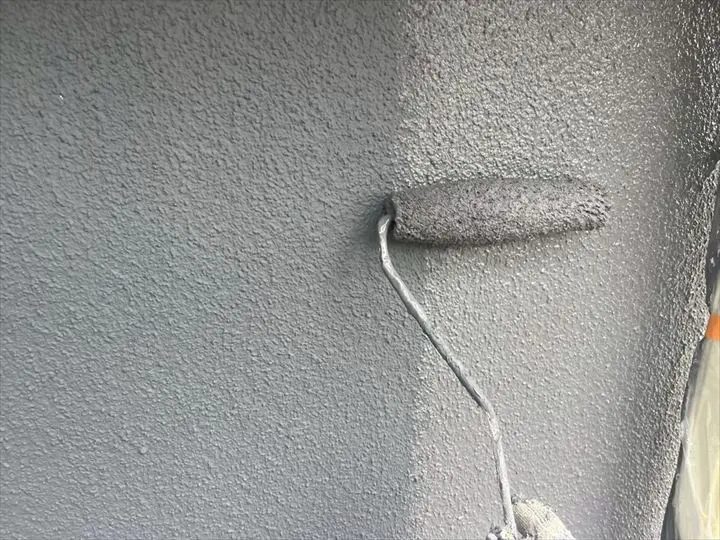 上塗りされる外壁
