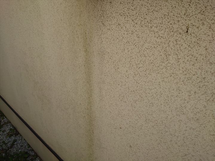 外壁に付着した雨だれ汚れ