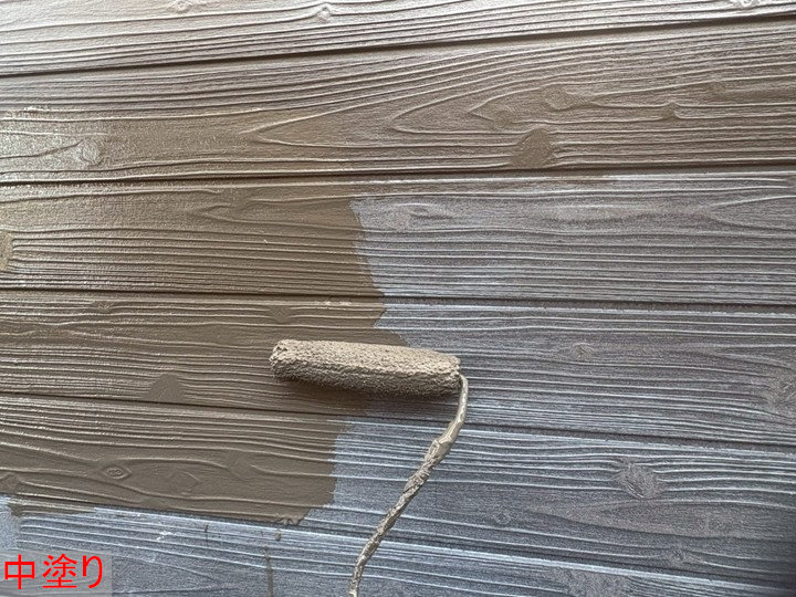 外壁の中塗り作業