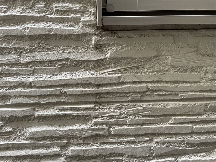 窓の隅に汚れが目立っていました