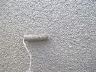 低汚染塗料のナノコンポジットWを使った外壁塗装　ローラーで塗装
