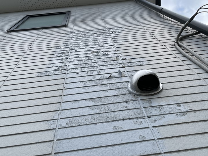 塗膜が剥がれた外壁