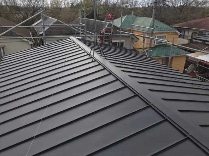 縦葺きのガルバリウム鋼板屋根