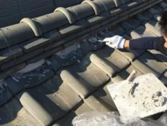 補修される漆喰