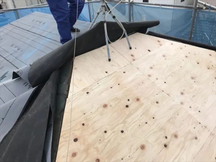 葺き替え工事の様子