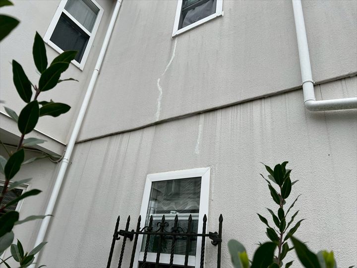 雨漏り上部にはクラックが・・・