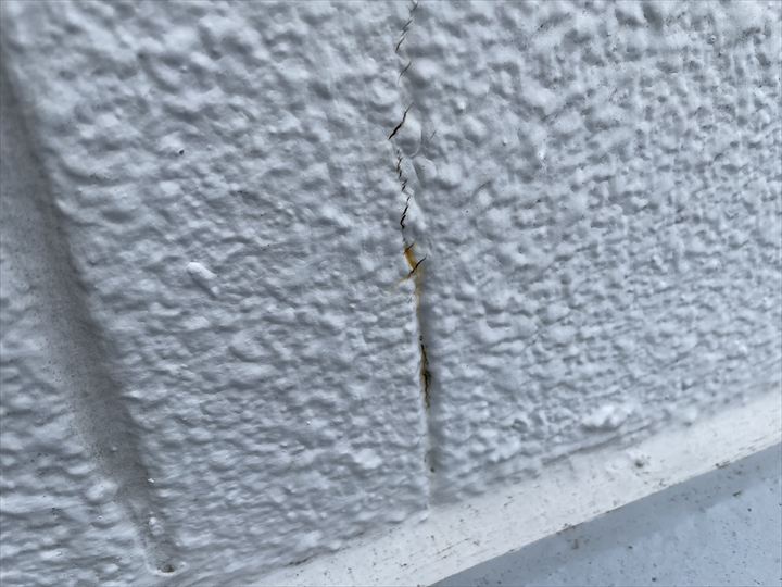 ALC外壁にできたひび割れ