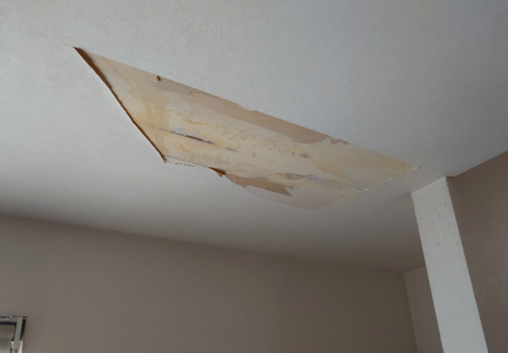 雨漏りで天井の張り紙が剥がれてしまった