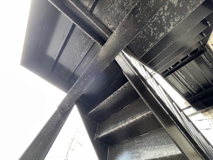 階段裏にも錆が確認できました
