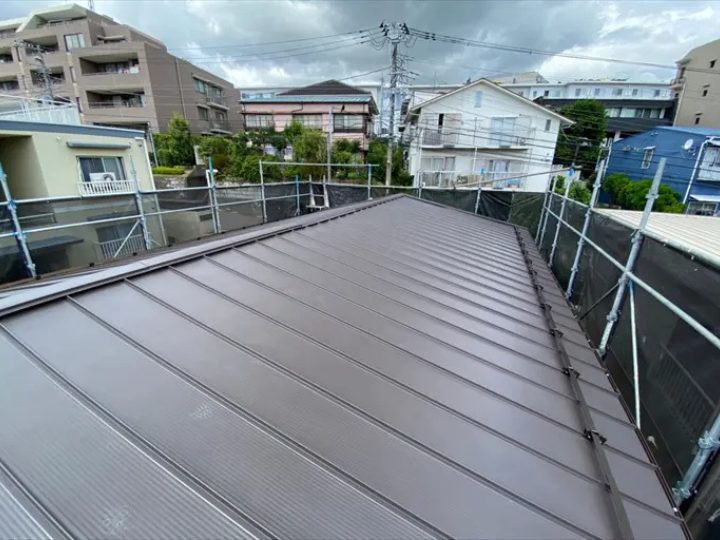 縦葺きの金属屋根
