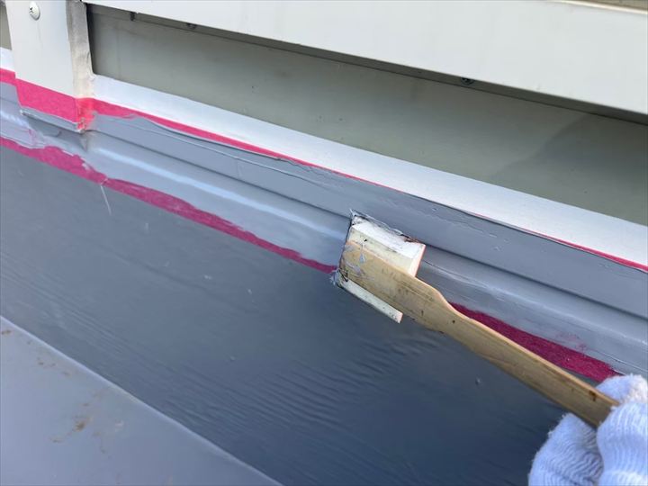 ヘラでコーキングを成形