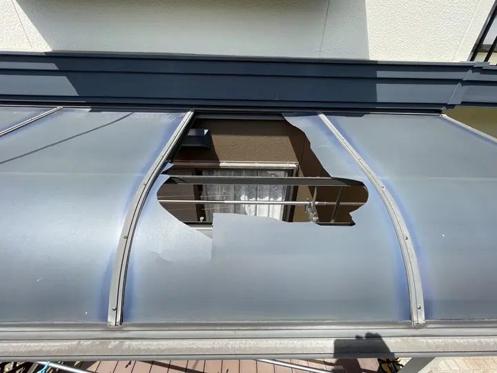 ポリカ波板屋根の割れ