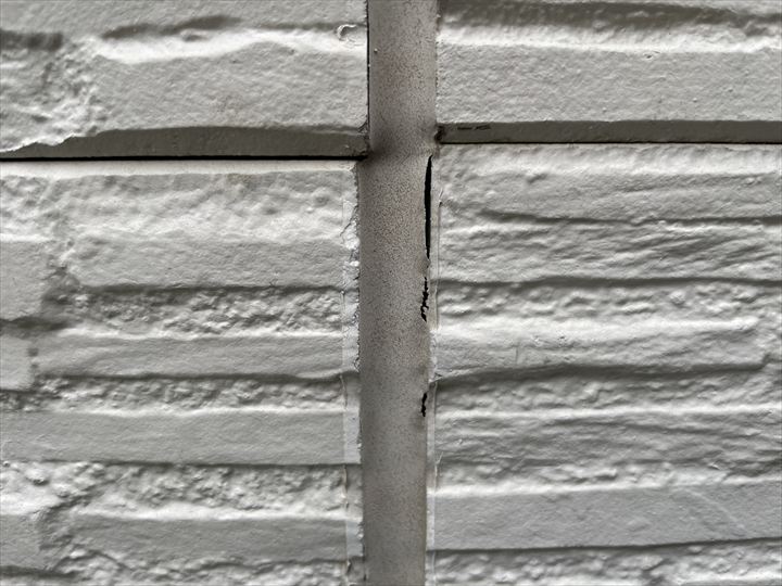 目地コーキングが切れていました