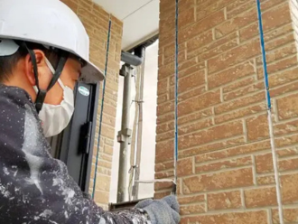 窯業系サイディングのシーリングをメンテナンスする様子