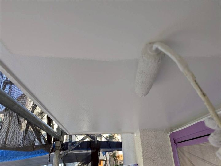 軒天などの付帯部を先行して塗装