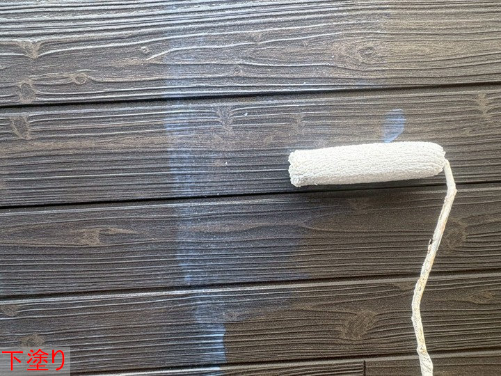 外壁の下塗り作業