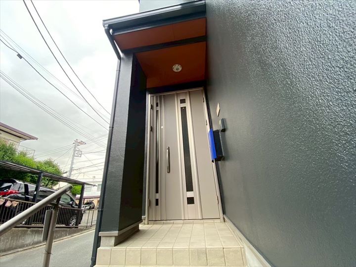 完成：濃色の重厚感と断熱性能を兼ね備えた外壁に！