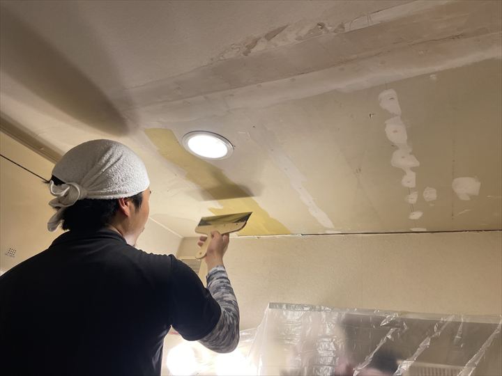 パテを擦りつけていきます