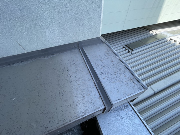 コーキングの劣化によって雨漏りを起こしている