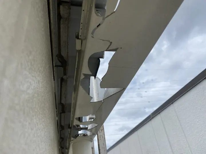 破損した雨樋