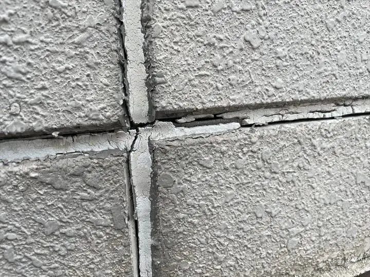 劣化によってボロボロになったコーキング
