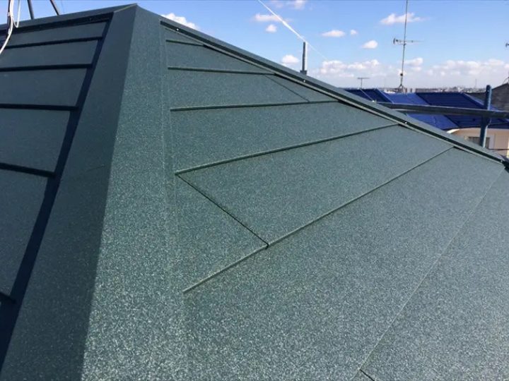 グリーン色のガルバリウム鋼板屋根