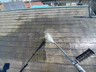 横浜市鶴見区馬場でアパートのＡＬＣ外壁とスレート屋根を塗装する為、高圧洗浄とシーリング工事を実施