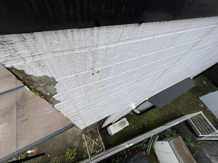 雨漏りでバルコニーの腰壁が傷んでいる
