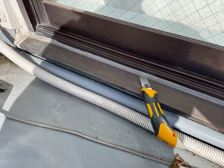 カッターでコーキングを切断