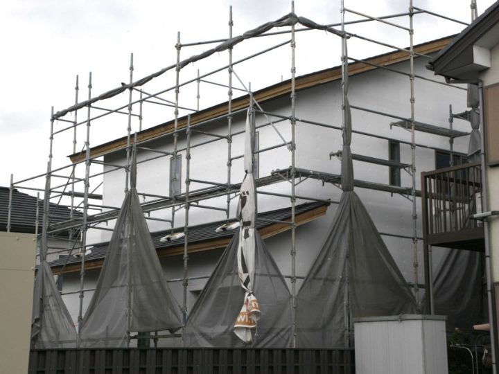 住宅に仮設された足場