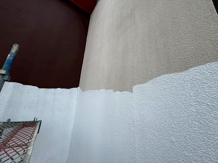 下塗り：ダンネスト専用シーラーで密着性を高める