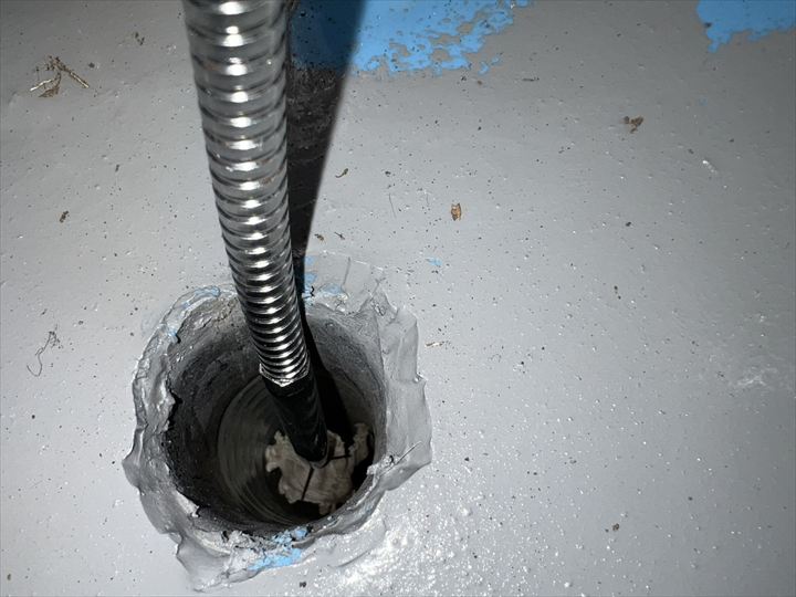 長柄のアームで摘まみだす