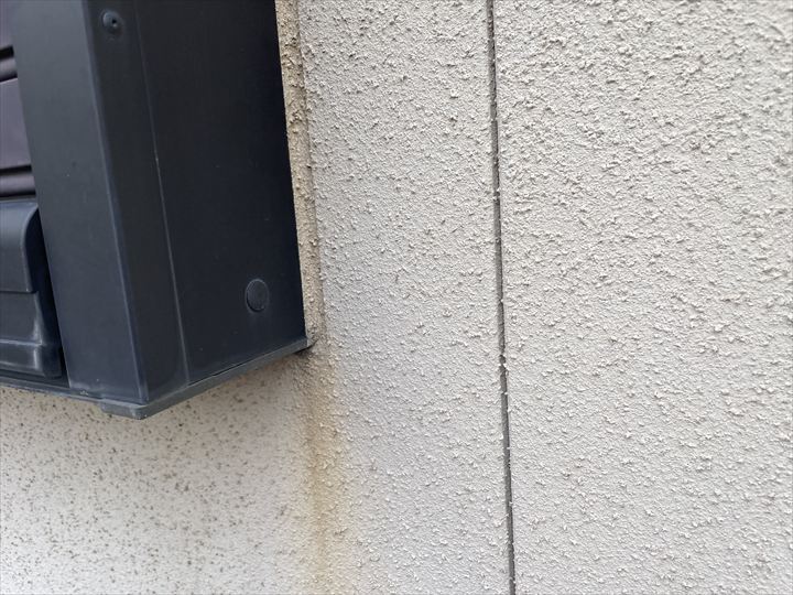 窓廻りの雨垂れ汚れ