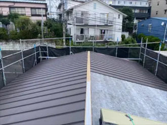 縦葺き金属屋根の施工