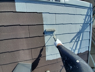 スレート屋根を下塗り