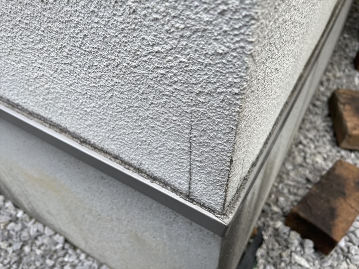出隅の小さなひび割れ