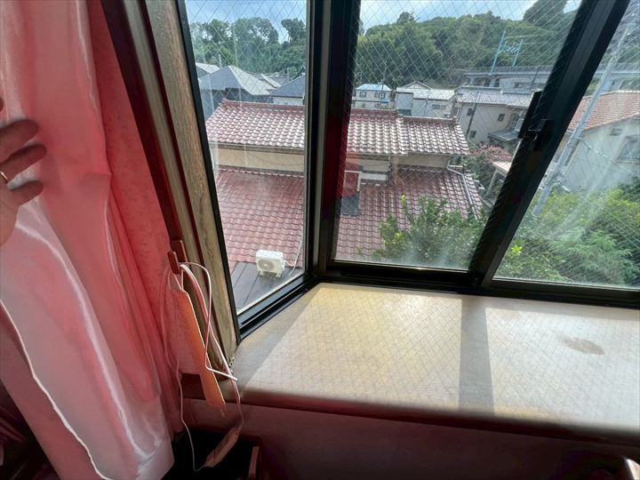 木枠に雨染みが・・・