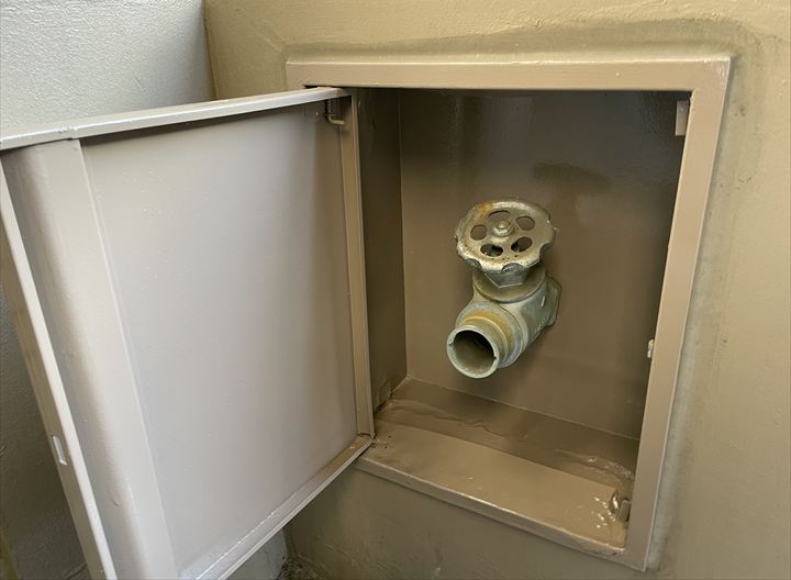 錆びた消火栓BOXを塗装で綺麗にメンテナンス