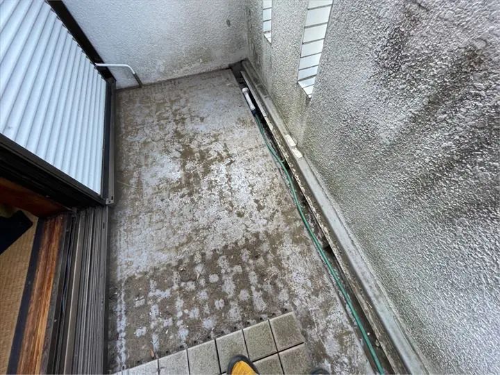 劣化しているベランダの床面