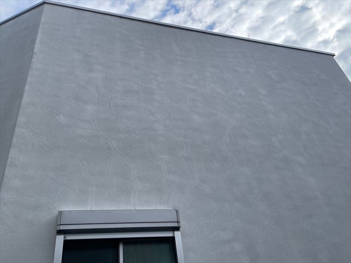 ひび割れが目立つようになった外壁