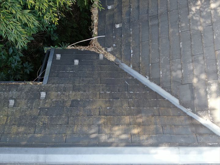 谷部にゴミが溜まる屋根