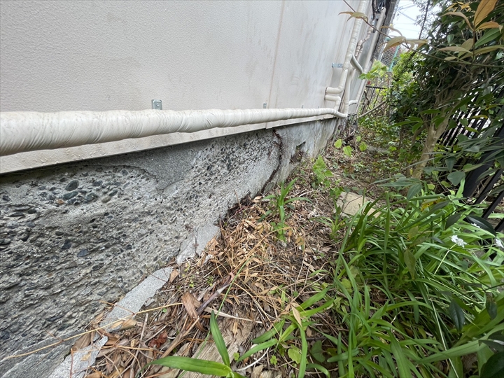 大きく剥がれた化粧モルタル