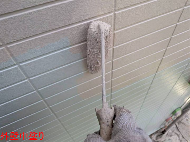 外壁の中塗り作業
