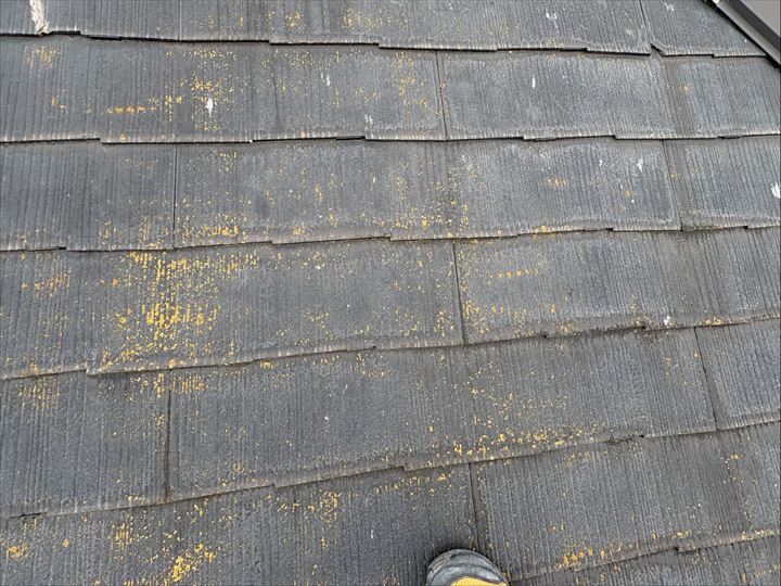 色あせた屋根材の表面