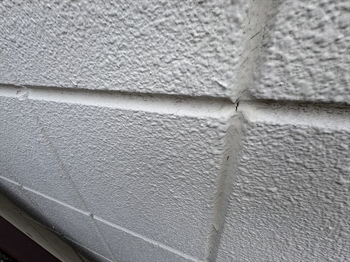 目地がひび割れた状態