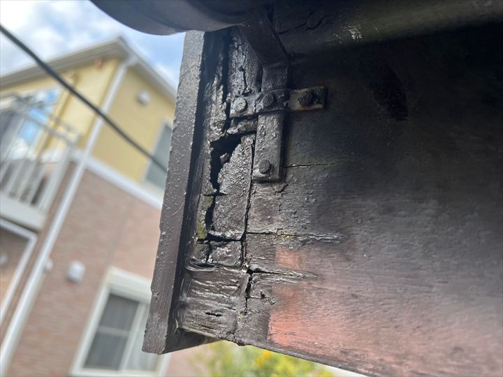 劣化した破風板